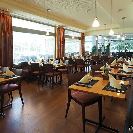 Szálloda Hotel Holiday Thun Thun