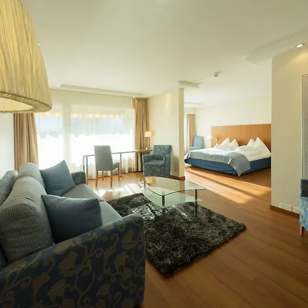 Szálloda Hotel Holiday Thun Thun