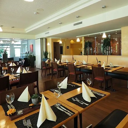 Отель Hotel Holiday Thun Тун