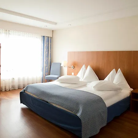 Отель Hotel Holiday Thun Тун