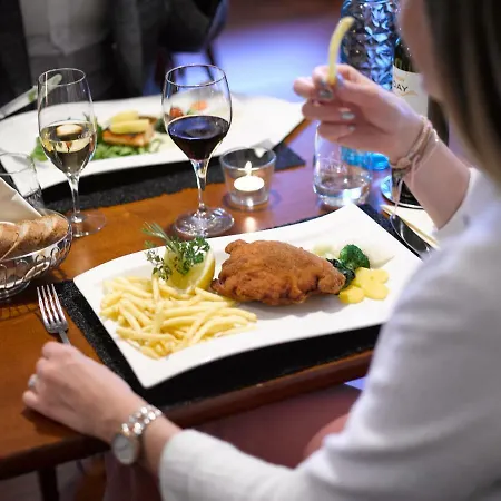 假日酒店及餐厅 酒店 3*