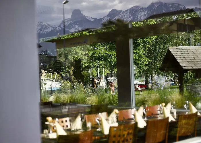 假日酒店及餐厅 3*