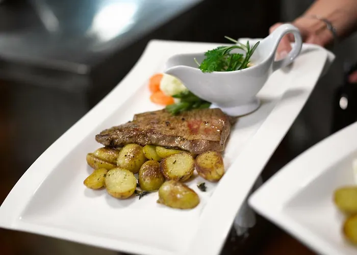 假日酒店及餐厅 3*